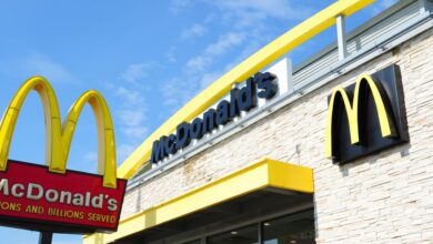 With restaurant prices likely to drop in 2024, here’s why Yum’s stock may be a better buy than McDonald’s