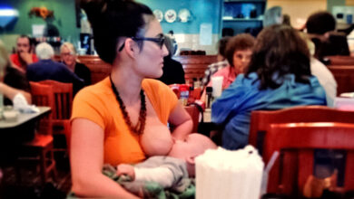 A Mom Refused to Hide While Breastfeeding Her Baby and Gave the Perfect Answer to Haters