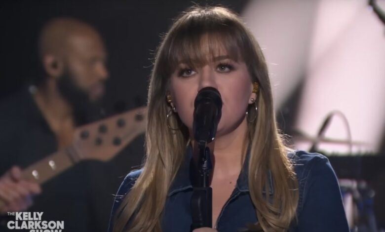 Kelly Clarkson Belts Another U2 Classic With ‘Mysterious Ways’ Kellyoke Cover