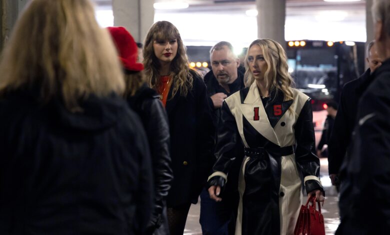 Taylor Swift Arrives at Travis Kelce’s Latest Chiefs Game With Reputation Curls