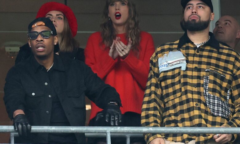 Taylor Swift’s Sweater Is Model-Approved
