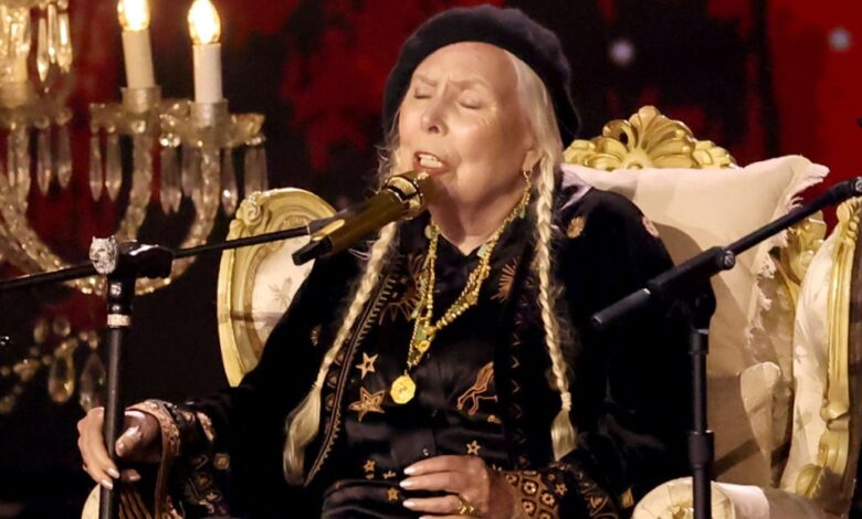 Joni Mitchell Delivers Moving Grammys-Debut Performance of “Both Sides Now” as She Continues to Return to Spotlight After Brain Aneurysm