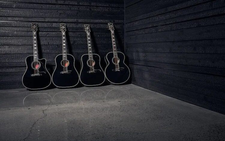 Gibson Custom Ebony Series: Like a Tuxedo