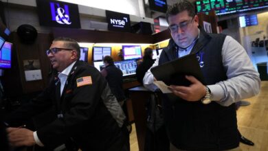 S&P 500 ends near flat but index posts biggest weekly gain of year