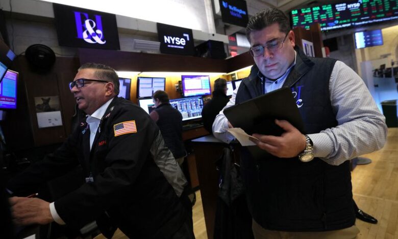 S&P 500 ends near flat but index posts biggest weekly gain of year