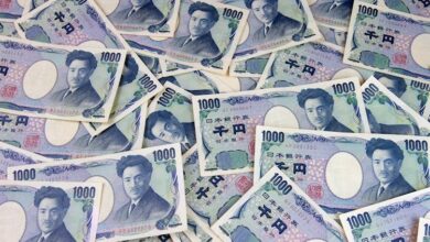 Japanese Yen remains confined in a range near multi-decade low against USD