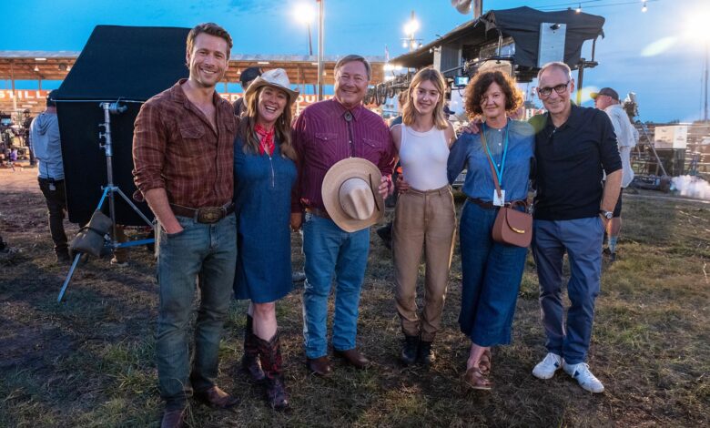 Glen Powell Says His Parents ‘Nailed’ Their Cameo in ‘Twisters’: Photo