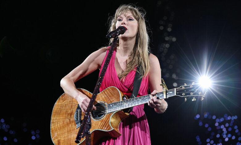 “I just wanted this to sound good for you guys…” Taylor Swift finds out why wireless in-ear and guitar packs shouldn’t touch – in the middle of a stadium show