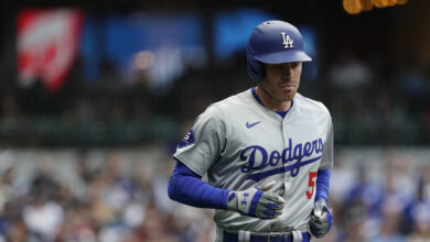 Dodgers All-Star Freddie Freeman has fractured finger on right hand, will play through it