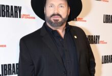 Garth Brooks Accused in Lawsuit of Raping Makeup Artist, Offering “Threesome” With Wife Trisha Yearwood – E! Online