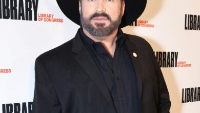 Garth Brooks Accused in Lawsuit of Raping Makeup Artist, Offering “Threesome” With Wife Trisha Yearwood – E! Online