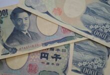 Japanese Yen surrenders intraday gains, hangs near its lowest level since August against USD