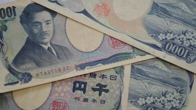 Japanese Yen surrenders intraday gains, hangs near its lowest level since August against USD