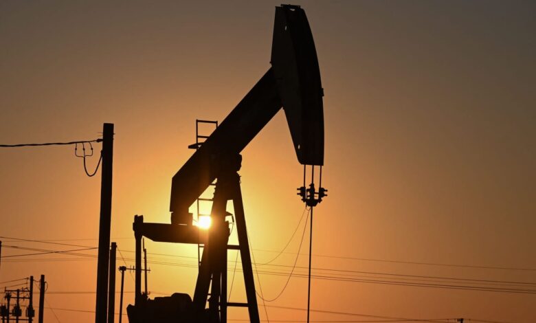 Oil ends down on the day, up for the week on conflicting supply-demand prospects