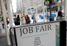 US weekly jobless claims decline further