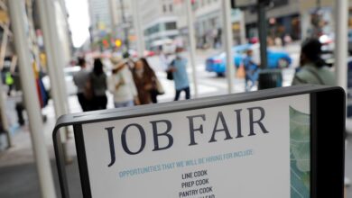 US weekly jobless claims decline further