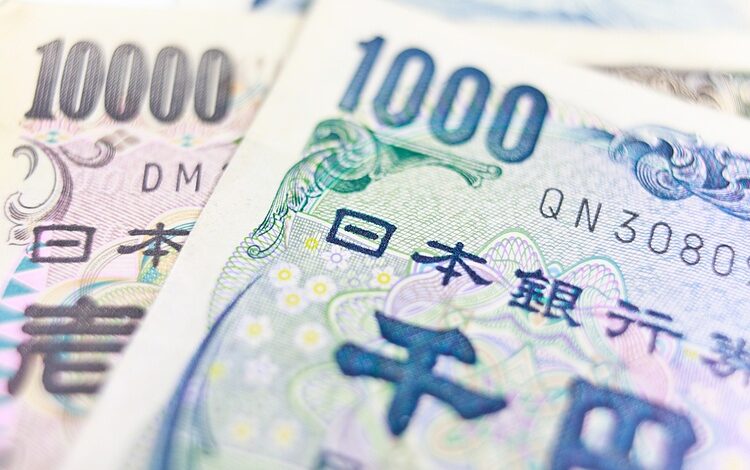 USD/JPY edges lower amid surge in US Initial Jobless Claims