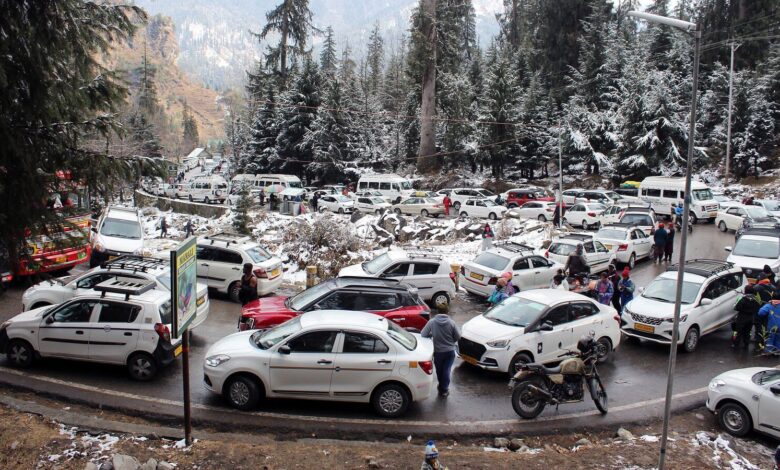 Winter, snow, and traffic woes in Manali: Long queues of vehicles in Himachal Pradesh troubles tourists | Watch video