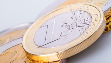 EUR/USD holds gains above 1.0400 as rising odds of the ECB delaying further rate cuts