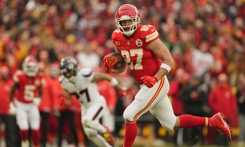 NFL Fans React to How Slow Travis Kelce Was Running on Near-Touchdown for Chiefs