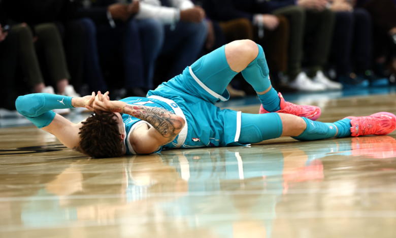 LaMelo Ball injury: Hornets star rolls ankle, exits game after awkward collision vs. Lakers