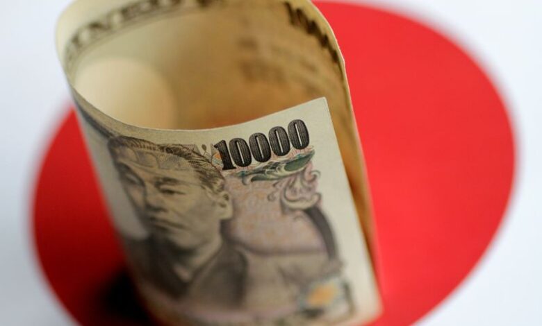 Yen set for best January in seven years as rate paths diverge