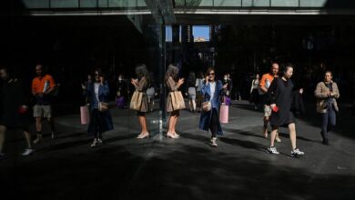 Australia shoppers lured by discounts, shore up economy in 4Q