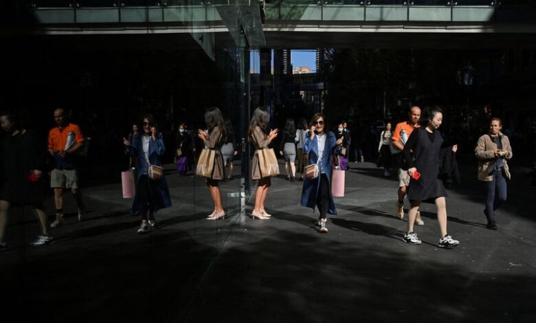 Australia shoppers lured by discounts, shore up economy in 4Q