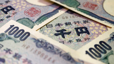 Yen steady, dollar dithers as traders await BOJ, Fed decisions