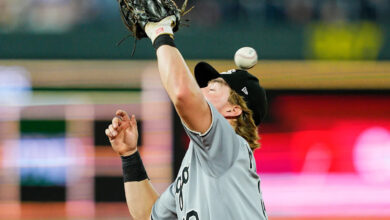 White Sox find new way to lose as ninth-inning pop-up bounces off 2B Chase Meidroth's head