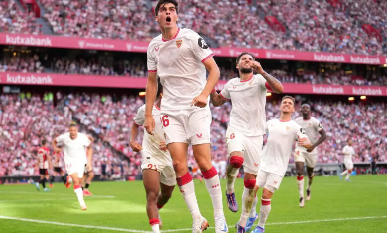 Sevilla & Napoli locked in talks over defender transfer