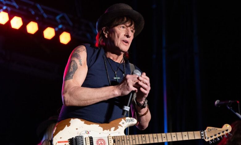 “When he told the doctor he was going to perform, the doctor said, ‘You’re out of your mind’”: Richie Sambora recovering from “gruesome” injury after playing through the pain