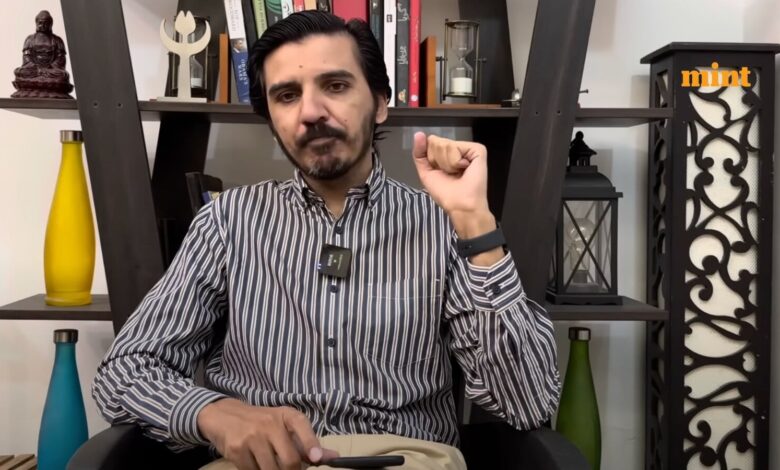 Pakistan punishes parrot sellers for selling birds to a journalist they don’t like: No, this is not a joke