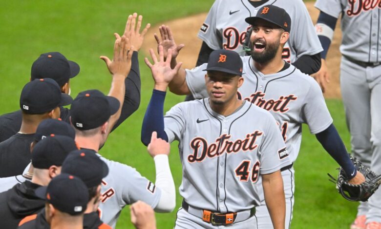 Tigers end slide, tie Guardians atop AL Central