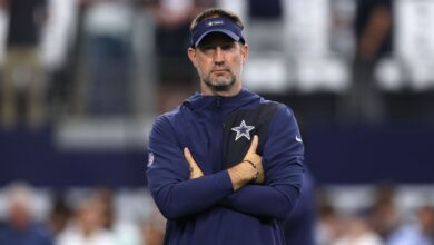 Roger Staubach surprises Brian Schottenheimer at news conference