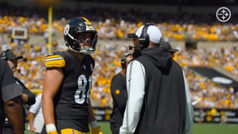 TE Coach Alfredo Roberts Divulges Reason For Pat Freiermuth, Jonnu Smith Reduced Snap Count